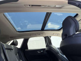◆サンルーフ/UVカット仕様の電動パノラマガラスサンルーフ。澄みきった青空を車内に取り入れ、爽快感あふれる毎日に