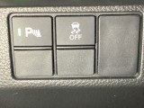 VSA装備車です。VSAはドライバーの操作と車の動きを見守っています。もし車の挙動が乱れたとき、4輪別々にブレーキをかけたり、エンジンパワーをしぼることによって車を安定させます。