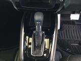 シンプルでとても使いやすいフロアシフトに、パーキングブレーキは、電子制御パーキングブレーキです。