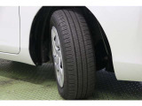 タイヤサイズ 185/65R15。スッキリとしたデザインのホイールキャプ付きスチールホイールを装着しています。