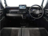 視界広々で運転しやすくロングドライブでも疲れを感じさせないすっきりとまとまったインパネ周りです。