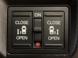 【両側パワースライドドア】両側がパワースライドドアになっており、運転席のスイッチやスマートキーでも開閉が可能です!開口部も広いので乗り降りも楽々♪