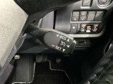 クルーズコントロール機能が付いています。 速度を設定するとアクセルを踏まなくても一定の速度で走ることができます。  高速道路ではとても便利な装置なんです。
