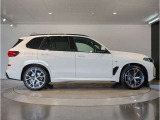 ☆BMWの前後重量配分50:50はエンジン自体をフロントタイヤよりも後ろにずらし、通常はエンジンルーム内に搭載される重量物であるバッテリーをトランクに移動させるなどして実現されています☆