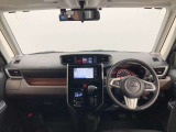 シンプルながら機能性あふれる運転席廻りです。視界性もよく、運転しやすいですよ。