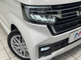 【LEDヘッドライト】悪天候や夜間走行時も良好な視界を確保し安心して運転できる高輝度LEDヘッドライトを装備!点灯速度が早く、消費電力も抑えられています。