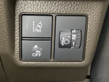 ハンドルの右側にはヘットライトリベライザーとHondaセンシング用のメインスイッチがついています。ヘッドライトリベライザーは道路状況や積荷の加重に応じてライトの高さを調節できます。