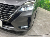【LEDヘッドライト】悪天候や夜間走行時も良好な視界を確保し安心して運転できる高輝度LEDヘッドライトを装備!点灯速度が早く、消費電力も抑えられています。