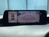 狭い場所での駐車やすれ違いなどでより的確な運転操作に役立つ360&deg;ビューモニターが装備されています。