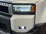 【LEDヘッドライト】悪天候や夜間走行時も良好な視界を確保し安心して運転できる高輝度LEDヘッドライトを装備!点灯速度が早く、消費電力も抑えられています。