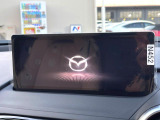 【マツダコネクト】車内の雰囲気にマッチした一体型タイプのディスプレイ。各種車輌設定やBluetooth再生等、様々な機能が楽しめます。専用SDカードのご購入で、ナビ機能も使用出来ます。