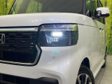【LEDヘッドライト】悪天候や夜間走行時も良好な視界を確保し安心して運転できる高輝度LEDヘッドライトを装備!点灯速度が早く、消費電力も抑えられています。