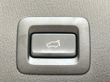 【パワーバックドア】スマートキーや運転席のボタンを押すだけでリアゲートが自動で開閉します!荷物を持っている時や、高い位置にあるバックドアを閉める際に便利な機能です♪