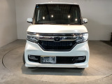 車の個性が最も現れるフロントデザイン。バランスの取れたフォルムは飽きが来ず、毎日のドライブを誇らしい気持ちにさせてくれる美しさです