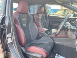 【RECARO製シート】人間工学に基づいた面圧分布によって腰への負担や長時間運転時の疲労発生を軽減☆一目でレカロとわかるスポーティなルックスが特徴です。