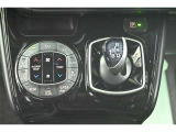 ハイブリッドカーですが運転操作は普通の車と変わりませんのでご安心ください。操作方法はスタッフが説明いたしますのでお気軽にご質問ください
