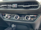 オートエアコンは左右席で独立温度コントロールが可能です。シートヒーター付きで、冷えた車内でもスイッチを押せば数秒で座面と背もたれがあたたかくなります。