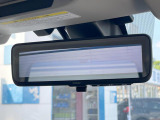【スマートリヤビューミラー】後席の大きな荷物や同乗者で後方が確認しづらい時でも安心!カメラが撮影した車両後方の映像をルームミラー内に表示。クリアな視界で状況の確認が可能です!