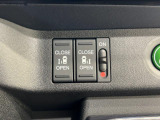 両側電動スライドドア。荷物で手が塞がる時など簡単にドアの開閉が出来ます。何より力いらずで開閉OK。女性やお年寄りにも優しい。電動機能はOFFにもできますから元気なお子様の駆け出しも安心。