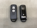 スマートキーを装備しています。鍵を差し込むことなくドアロックの開け閉めと、スタートボタン操作でのエンジンスタートができます。スペアキーも同じものを用意しております。