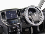 使いやすさや安全性を追求したステアリング周り!高級車ゆえにスイッチ類が多いのも特徴ですね!考え尽くされた配置ですぐに使いこなす事が出来ますのでご安心下さい!是非、体感してみて下さい!!