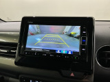 リバースギアに入れるだけで後方の表示へ切り替わります。夜間や雨の日の駐車も楽になりますよ。