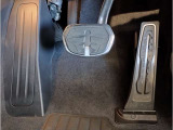 【ペダル】BMWはオルガン式アクセルペダルを採用しています。踏み込む足とペダルが同じ軌跡を描くため、かかとがずれにくく、アクセルコントロールがよりしやすくなるメリットがあります。
