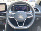 マルチファンクションスイッチつきの本革巻きステアリングは、より安全な長時間ドライブをサポートします。パドルシフトも装備されていますので、直感的にマニュアルシフト操作も可能です。