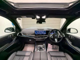 BMWの運転席はドライバーオリエンテッドという構造を採用。ドライバー目線の操作がしやすい設計になっており、ドライブ中にも目線の移動が少なく運転中にも簡単に操作ができます。