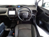 革巻き(合皮製)ステアリングで快適な操作性の運転席です。