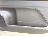 運転席ドア内部にドリンクホルダーがございます。