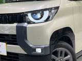 【LEDヘッドライト】悪天候や夜間走行時も良好な視界を確保し安心して運転できる高輝度LEDヘッドライトを装備!点灯速度が早く、消費電力も抑えられています。