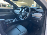 運転席の広さも十分ございます。