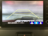 【バックカメラ】運転が苦手な方も車庫入れラクラクです!ギアをリバースに入れれば自動的に切り換わりますので、面倒な操作は不要です♪狭い駐車場もお車を傷つけず安心ですね!