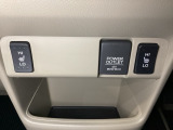 前席の左右別々のシートヒータースイッチが付いています。HiとLoの2段階で温度設定ができます。 スイッチの間にはアクセサリーソケットと、周辺には物が置けるボックスがついています。
