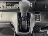 インパネシフトだから視線の移動も少なく足元もスッキリ♪運転席もゆったりしているのでゆとりを持ってドライブできますね!