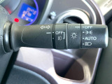 【オートエアコン】一度お好みの温度に設定すれば、車内の温度を検知し風量や温度を自動で調整。暑い&hellip;寒い&hellip;と何度もスイッチ操作をする必要はありません。快適な車内空間には必須の機能ですね♪