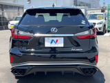 【TRDスポーツマフラー&TRDリヤディフューザー】安定したダウンフォースと直進安定性をもたらすリヤディフューザーに、音色へのチューニングを施したマフラー。高級感がありつつもスポーティなデザイン♪