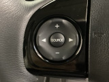 ステアリングスイッチがついていますので、オーディオのチャンネル変更、ボリューム、ジャンル変更が操作可能です。ハンドルから手を離さず安全に操作できます。