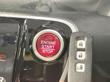 【Hondaスマートキー】カバンやポケットに入れたままでもドアの施錠・解錠が可能なスマートキーを装備。エンジンのオン・オフ時もカギを取り出す必要が無いからとっても便利です♪
