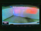 ギヤをR(バック)に入れるとナビの画面に後ろの映像が映るリアカメラ付です。後退時、コンディションが悪い視界でもカラーバックモニターがドライバーをサポートします。