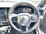 【ステアリングスイッチ】運転中、前方から目線をそらさずにオーディオ等の操作ができるよう、適切に配置されたスイッチ類。安心&快適なドライブを演出してくれる便利な機能です。