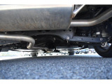車両後方からの下回りです。マフラー防錆塗装や下回り防錆施工等も可能でございます。