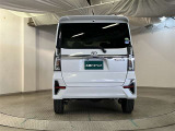 バックカメラが付いているので後方確認が非常にしやすいです。今や運転初心者も熟練者も必須装備!ついていて損はないですね♪
