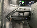 運転中、オーディオの操作をしてて、ハッとしたことはありませんか?ステアリングスイッチは、運転中でもハンドルでオーディオの操作が可能です。安全なドライブをサポートします。