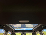 【ガラスルーフ】ガラスルーフ搭載で車内の解放感が一気にアップ!開放的なドライブをお楽しみいただけます。