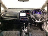 車内は光触媒抗菌消臭施工済です。インパネ周りはスタイリッシュなデザインです。グローブボックスやカップホルダーのほかにトレーなどたくさんの収納スペースが付いています。