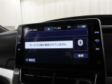 <Bluetooth>スマートフォンなどの機器と車をBluetoothで接続すると、ワイヤレスで音楽を再生できます。