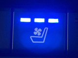 【シートベンチレーション】夏場は涼しい風でお尻や背中の熱やムレを防ぎ、冬はエアコンよりも早く温まってポカポカに!季節を問わず快適に過ごせます。