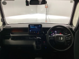運転席と助手席の間はすっきり、移動も楽々です。さっと手が届く位置にATセレクトレバーやエアコンスイッチなどがあり操作性に優れています